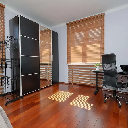 Comfortable With A Balcony A Place To Work By Renters Βαρσοβία